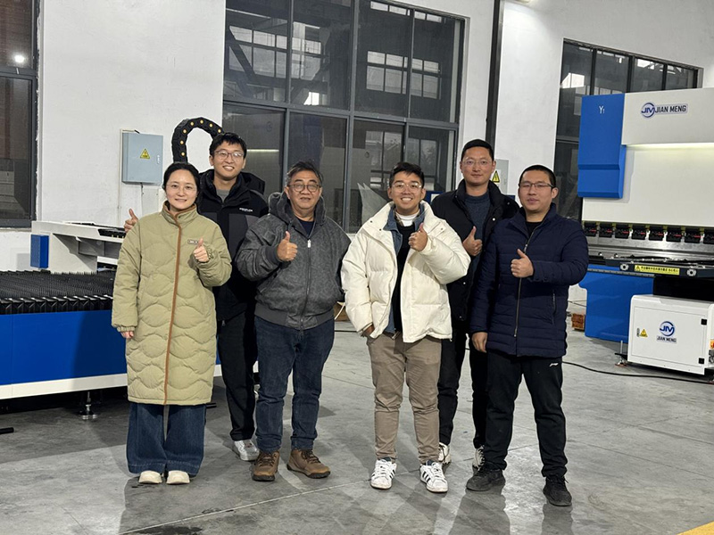 El cliente indonesio visita nuestra fábrica para la aceptación del equipo y la visita del sitio del usuario final